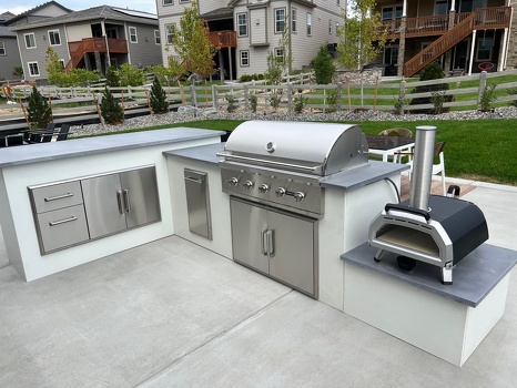 l shaped grill island with coyote grill cover in modern concrete bright finish-2
