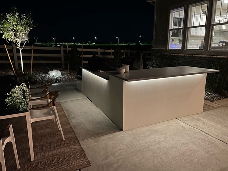 l shaped grill island on patio in modern concrete bright finish-1