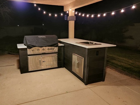 l shaped grill island on patio with coyote grill cover in modern concrete bright finish-2.