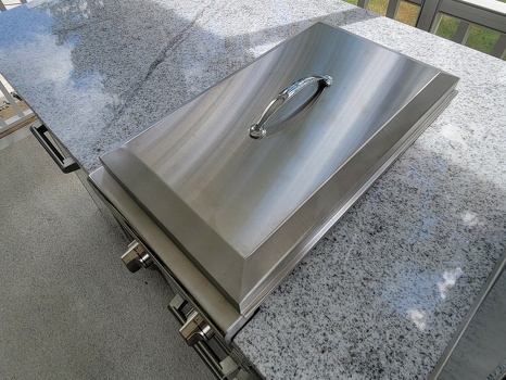 close up of lid on dual burner in grill island