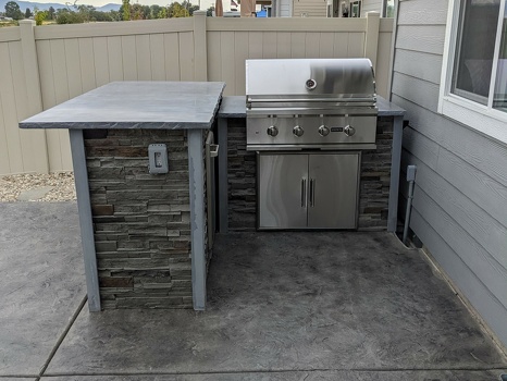 l shaped grill island on pation in stacked stone graphite finish-1