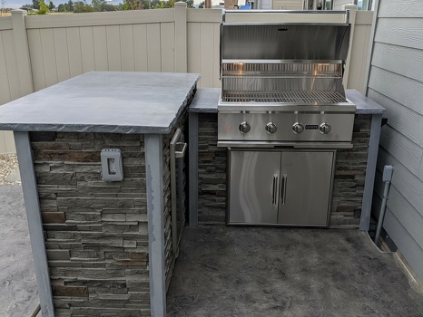 l shaped grill island on pation in stacked stone graphite finish-2