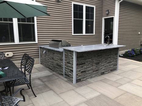 l shped grill island with sink on patio in stacked stone graphite finish-1