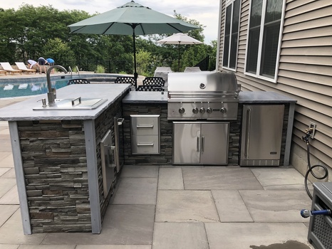 l shped grill island with sink on patio in stacked stone graphite finish-2